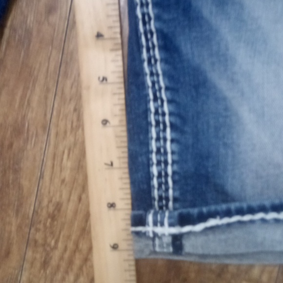 Rock Revival Women's 26 Bermuda Jean Shorts Flap Pockets Embroidered NWT - Picture 11 of 11